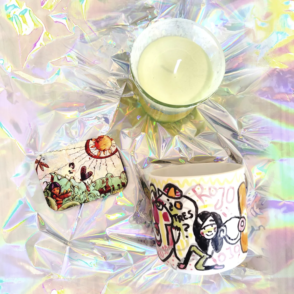 Pack único de tres piezas: vasito de cerámica pintado por SúperL para lápices, imán de nevera ilustrado por SúperL y vasito de vela creada y pintada por SúperL en vaso de vidrio.