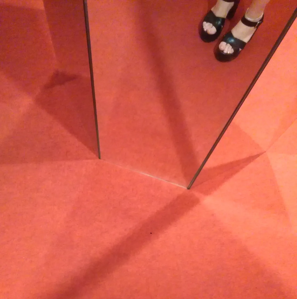 zapatos en espacio rojo