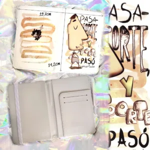 Medidas de esta preciosa y divertida funda de pasaporte con chiste. Ideal para regalo. Pieza única, parte del pack "Lo Gafao".