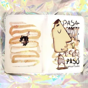 Detalle de funda de pasaporte parte del pack "Lo Gafao". Parte de delante y de atrás. Ilustraciones únicas estampadas por SúperL. Pieza exclusiva parte del pack "Lo Gafao"