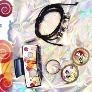 Pack único compuesto por pulsera de cuero sintético, llavero doble y pinza para el pelo de regalo. Ilustraciones exclusivas creadas sin IA y estampadas por SúperL.