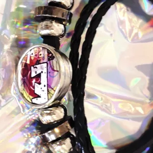 Detalle de cerca pulsera de cuero sintético.